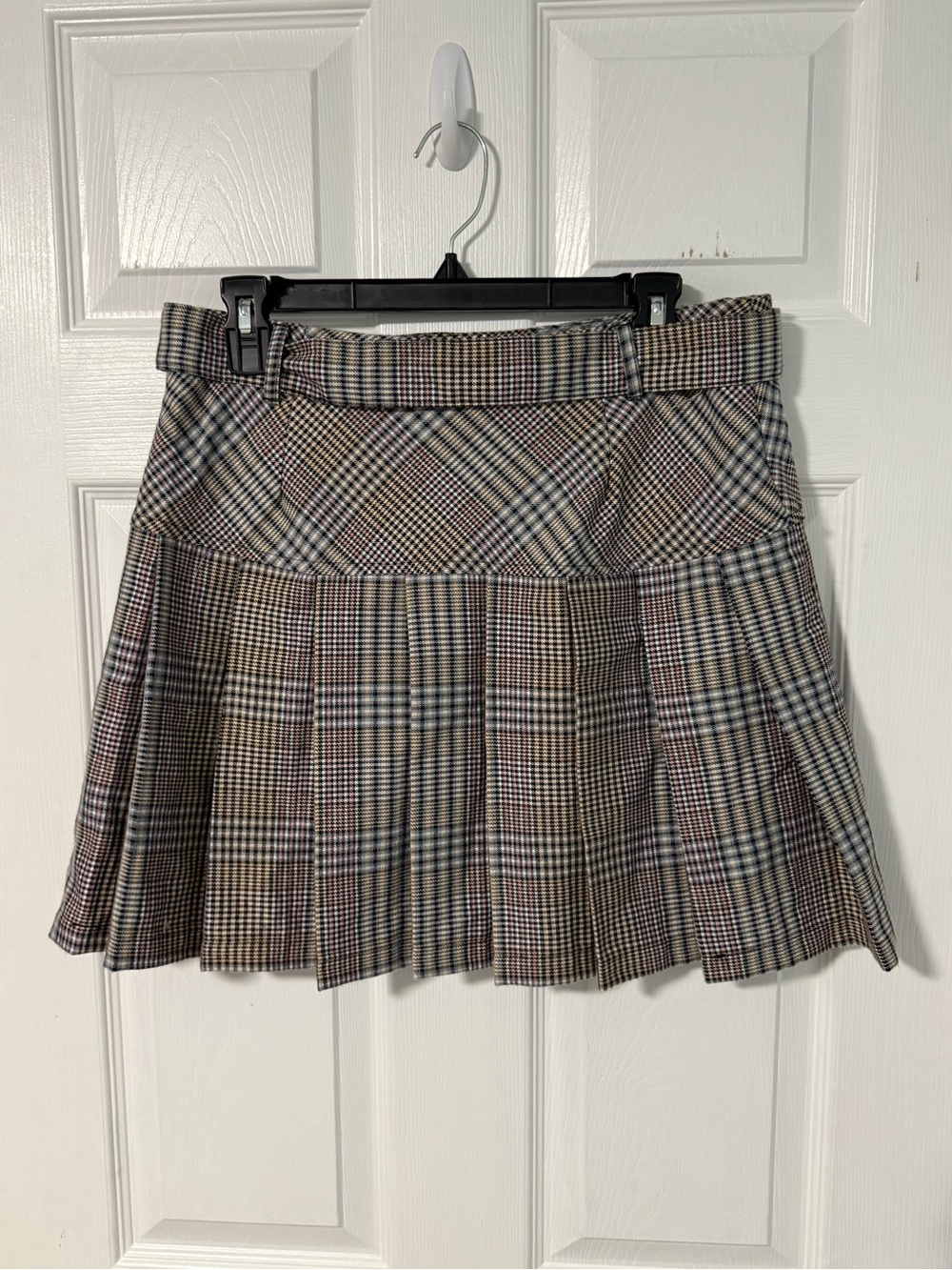 Cali1850 - Pleated Plaid Mini Skirt with Belt, M - Picture 3 of 11